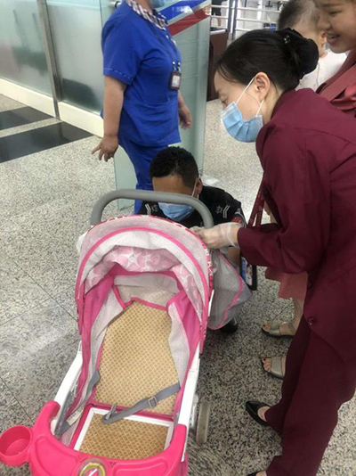 圖片1.png“真情服務”是讓旅客更加安心、放心、舒心的出行。行查室作為部門進港服務的最后一個環(huán)節(jié)，在日常工作中也很注重服務細節(jié)。6月10日，行查室工作人員幫助旅客打開嬰兒車，為她排憂解難。.png