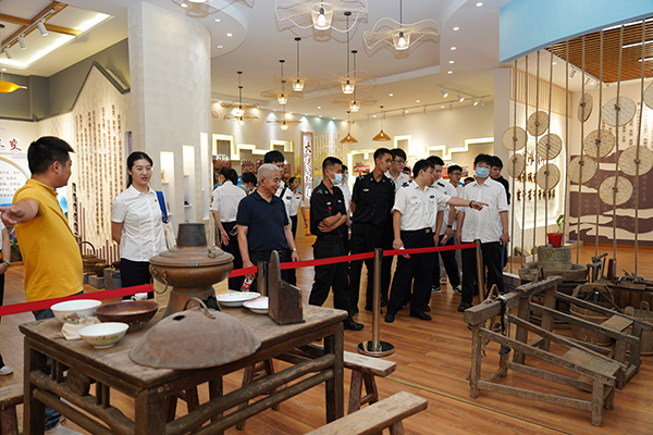 “助力鄉(xiāng)村振興，踐行艱苦奮斗” 將新員工黨性教育活動(dòng)搬到對(duì)口幫扶村.jpg