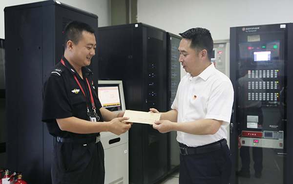 1656576095137615.jpg “七一”慰問(wèn)傳黨情 黨的關(guān)懷暖人心1.jpg