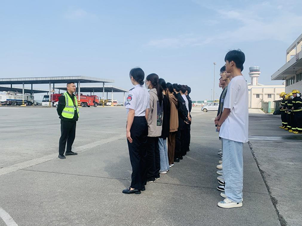 綿陽(yáng)機(jī)場(chǎng)安檢站對(duì)閬中機(jī)場(chǎng)、民航校  實(shí)習(xí)生開(kāi)展軍訓(xùn).png