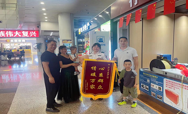 心系群眾，情暖萬(wàn)家—— 綿陽(yáng)機(jī)場(chǎng)安檢站暖心服務(wù)獲錦旗.png