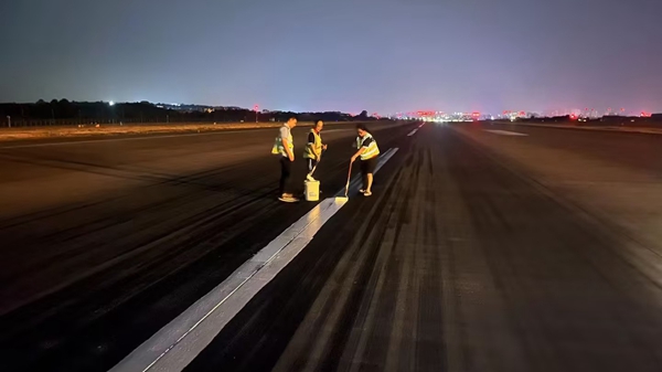 深夜，航班結(jié)束后，工作人員對跑道中心線進(jìn)行復(fù)新_副本.jpg
